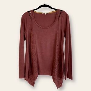 WOMENS LONG SLEEVE TOP WITH CUTOUTS AT SHOULDERS. SIZE L.